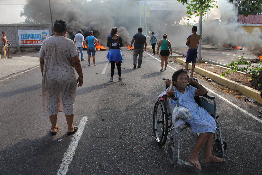 Protesta contra la escasez de alimentos y los cortes de electricidad, a causa de la sequía que sufre Venezuela, este martes en Maracaibo (capital de Zulia). 