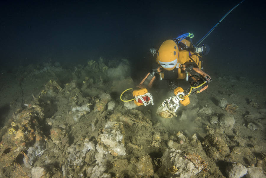 Allí recoge objetos para probar sus habilidades. 