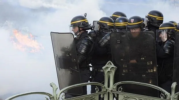 Un grupo de policías franceses, en París durante los disturbios en la manifestación contra la reforma laboral