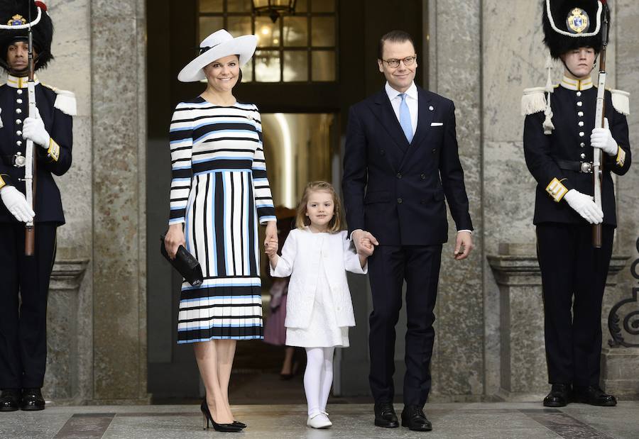 La princesa Victoria de Suecia, la princesa Estelle y el príncipe Daniel llegan para el servicio de acción de gracias Te Deum en la Capilla Real de Estocolmo