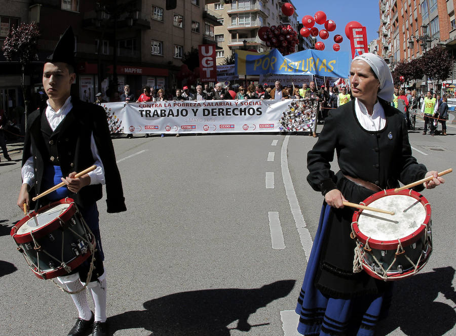Dos personas tocan el tambor en la cabeza de la manifestación del Primero de Mayo en Oviedo, en la que han participado miles de personas 