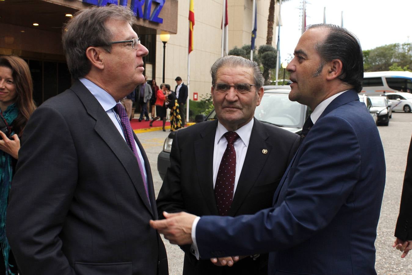 Andrés Gómez Mora con el rector y el delegado del Gobierno, José Julián Gregorio. 