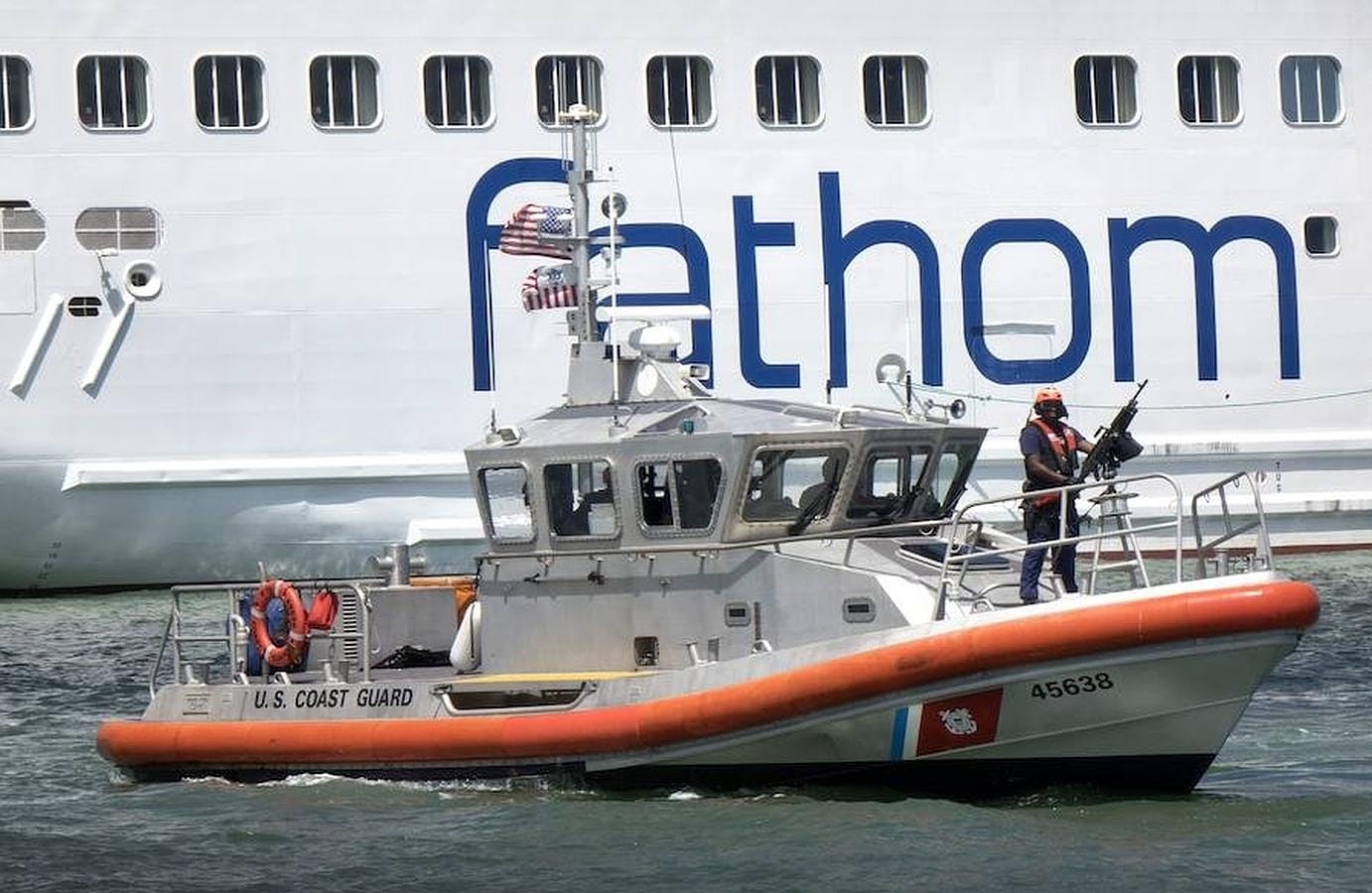 Una armada de la Guardia Costera de Estados Unidos ejercen de escoltas de crucero Adonia
