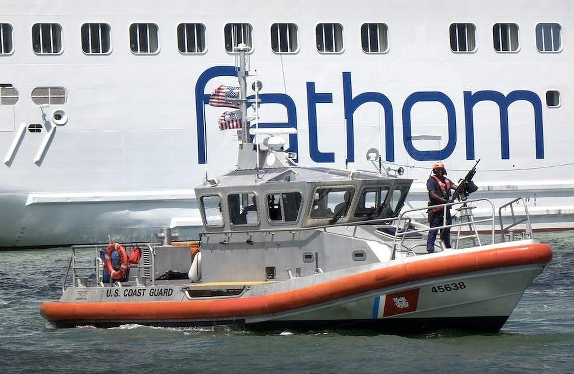 Una armada de la Guardia Costera de Estados Unidos ejercen de escoltas de crucero Adonia. 