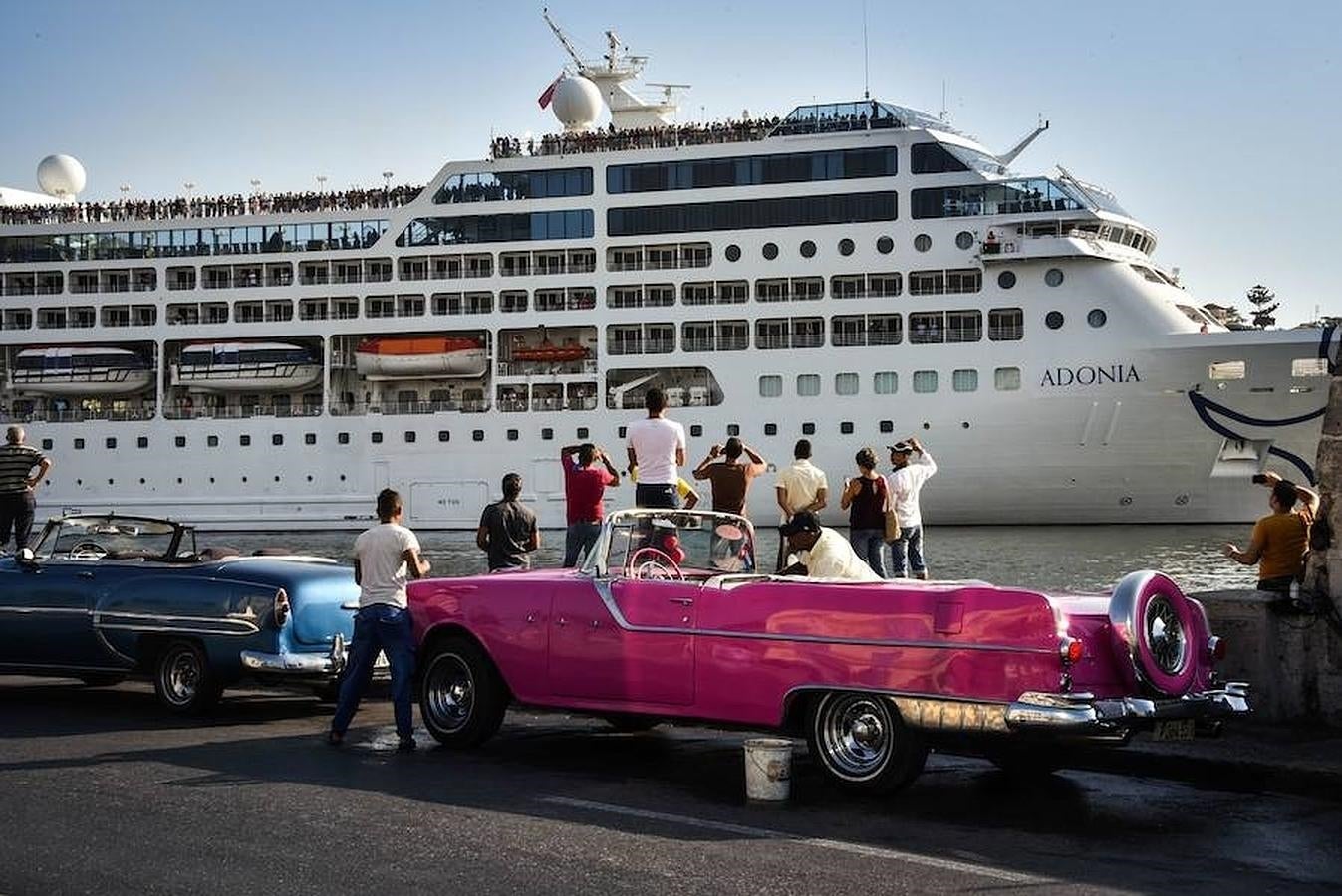 Un grupo de cubanos observa la llegada del crucero Adonia a la bahía de La Habana este lunes por la mañana. 