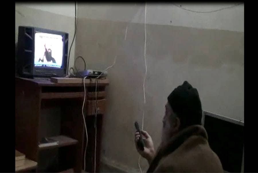 Osama bin Laden se ve a sí mismo en televisión en un material dado a conocer por la inteligencia estadounidense