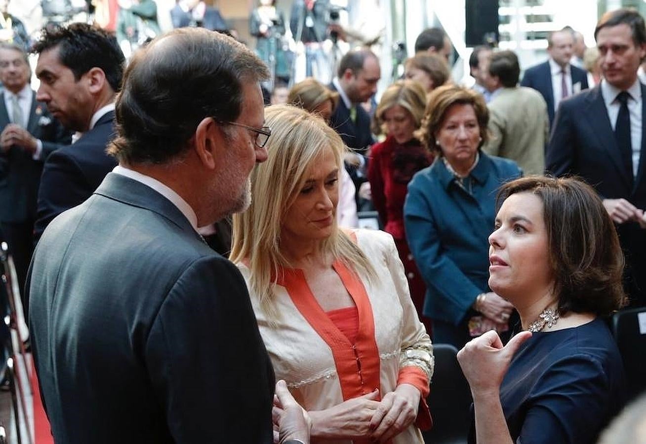 10. Rajoy y Soraya Sáenz de Santamaría y Cifuentes durante la entrega de las medallas de la Comunidad de Madrid y grandes Cruces del Dos de Mayo