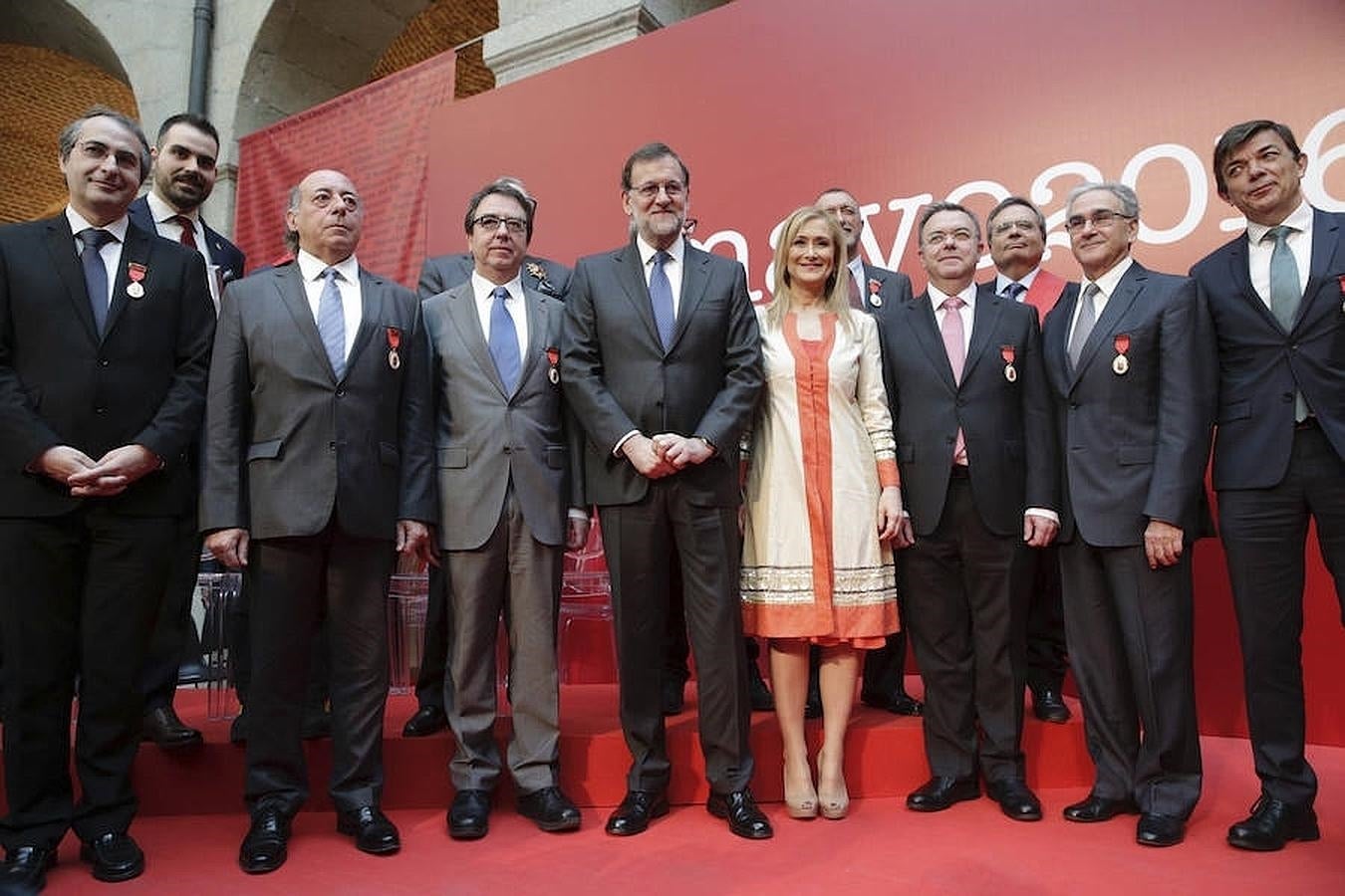 12. Foto de los galardonados con las medallas de la Comunidad de Madrid y grandes Cruces del Dos de Mayo, junto con Mariano Rajoy y Cristina Cifuentes