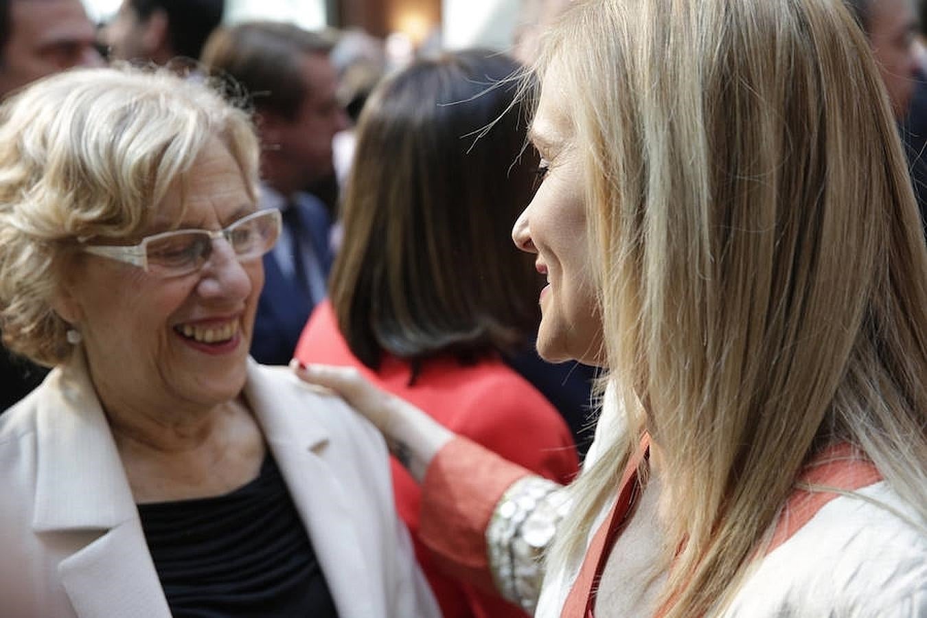 6. Manuela Carmena y Cristina Cifuentes en el acto de entrega de las medallas de la Comunidad de Madrid y grandes Cruces del Dos de Mayo