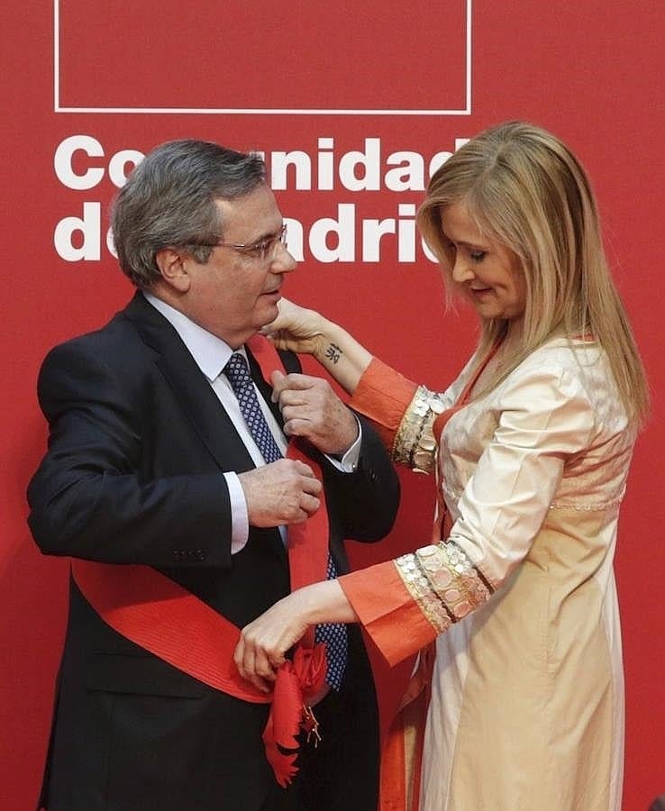 7. Cifuentes y el médico y creador de la Organización Nacional de Trasplantes, Rafael Matesanz, en la entrega de las medallas de la Comunidad de Madrid y grandes Cruces del Dos de Mayo