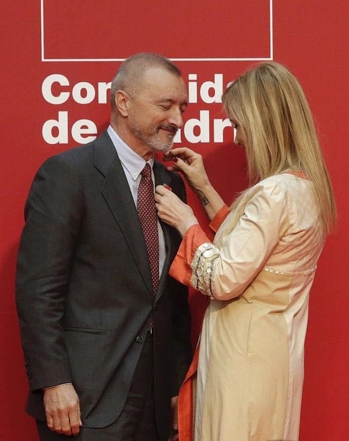 8. Cifuentes y el escritor Arturo Pérez Reverte en la entrega de las medallas de la Comunidad de Madrid y grandes Cruces del Dos de Mayo