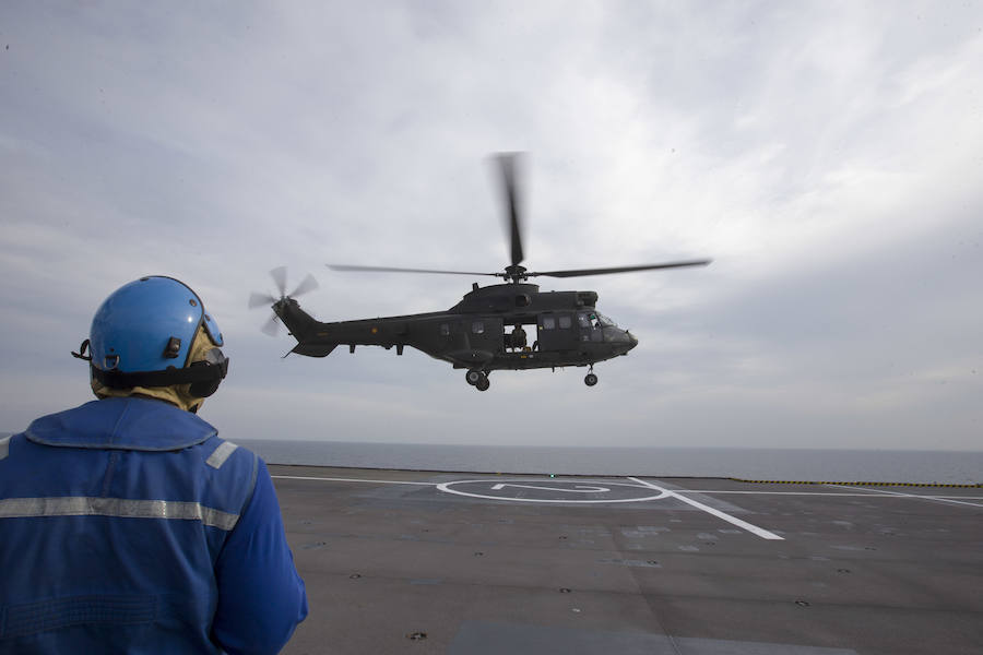 El buque francés Dixmude, de maniobras frente a Cádiz