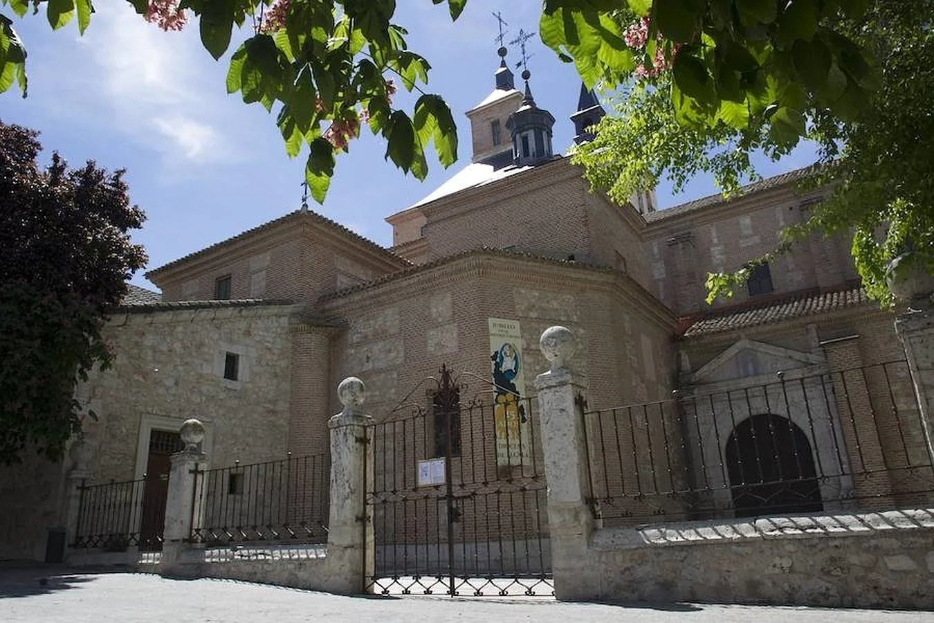 12. Iglesia parroquial de San Juan Bautista, de estilo herreriano popular.