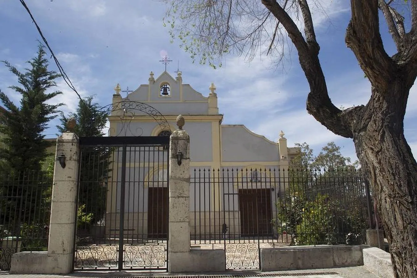 2. Ermita de nuestra Señora de la Soledad. Construida a mitad del siglo XVII y ampliada en el XVIII