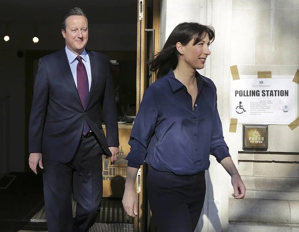 El primer ministro británico fue con su esposa, Samantha Ieave, a votar en uno de los puntos electorales del centro de Londres. 
