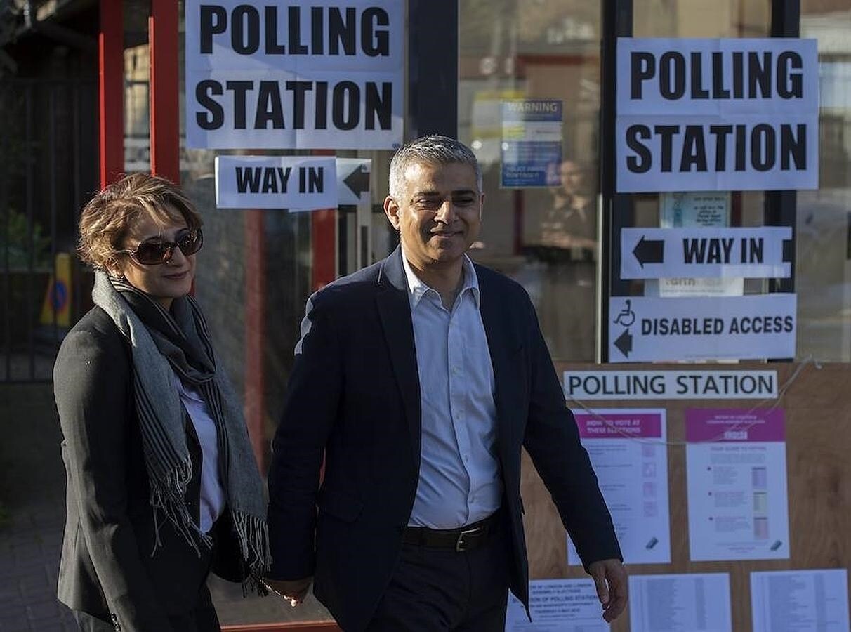 El candidato a la alcaldía de Londres del Partido Laborista Sadiq Khan posa junto a su esposa, Saadiya Khan, tras ejercer su derecho al voto en un colegio electoral al sur de Londres. 