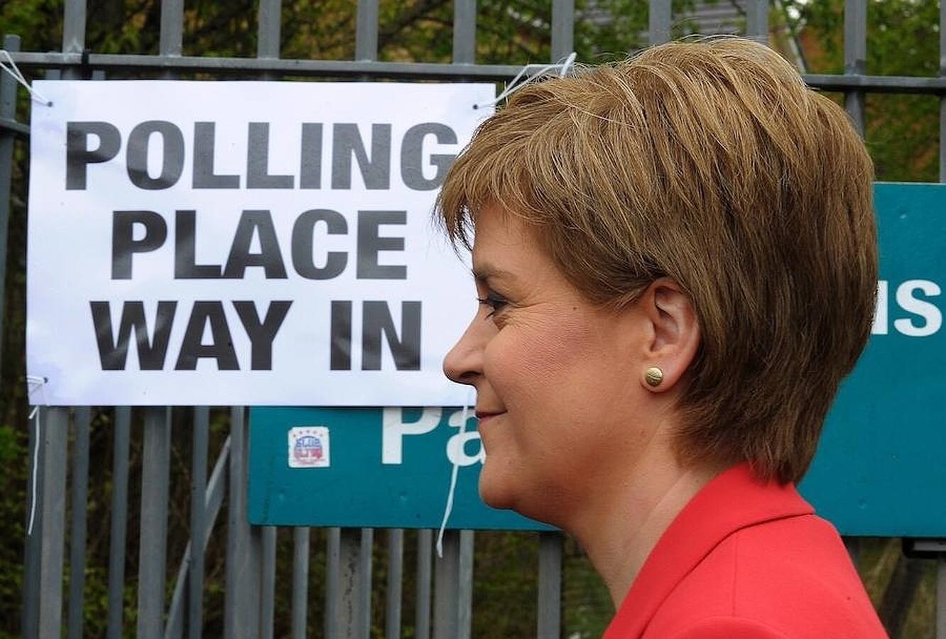 Primer plano de la primera ministra escocesa y líder del SNP (Scottish National Party), Nicola Sturgeon, cuando acudió a votar. 