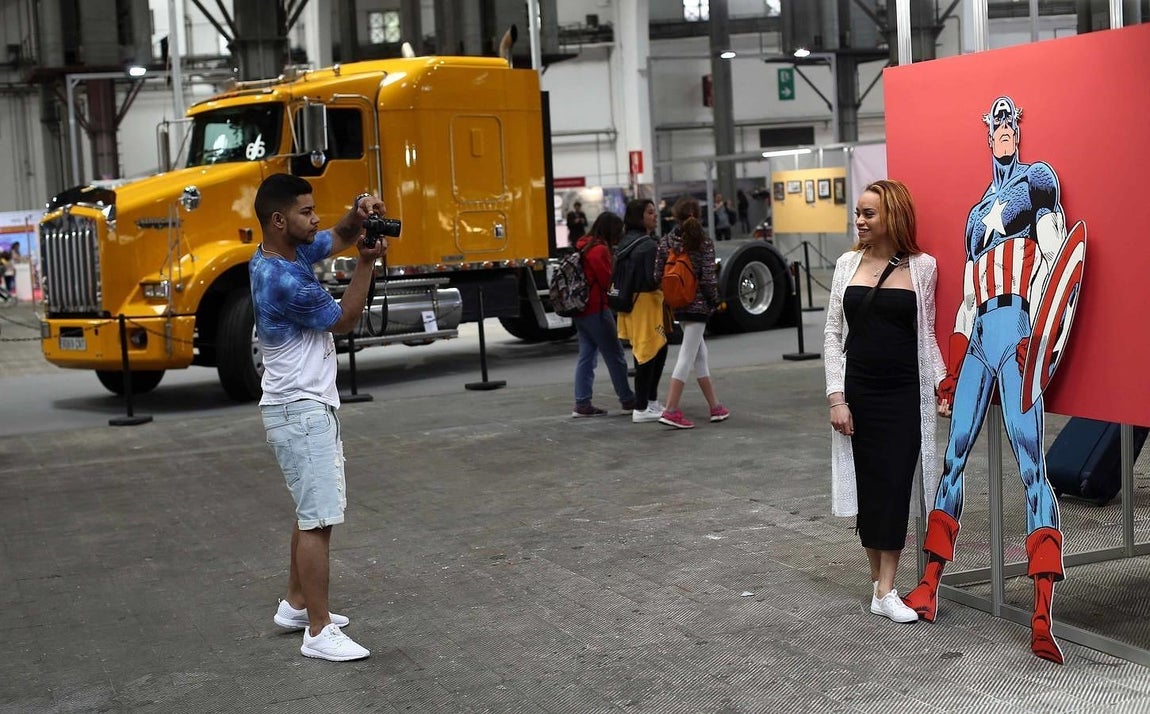 El Capittán América, escoltado por el camión de Transformers