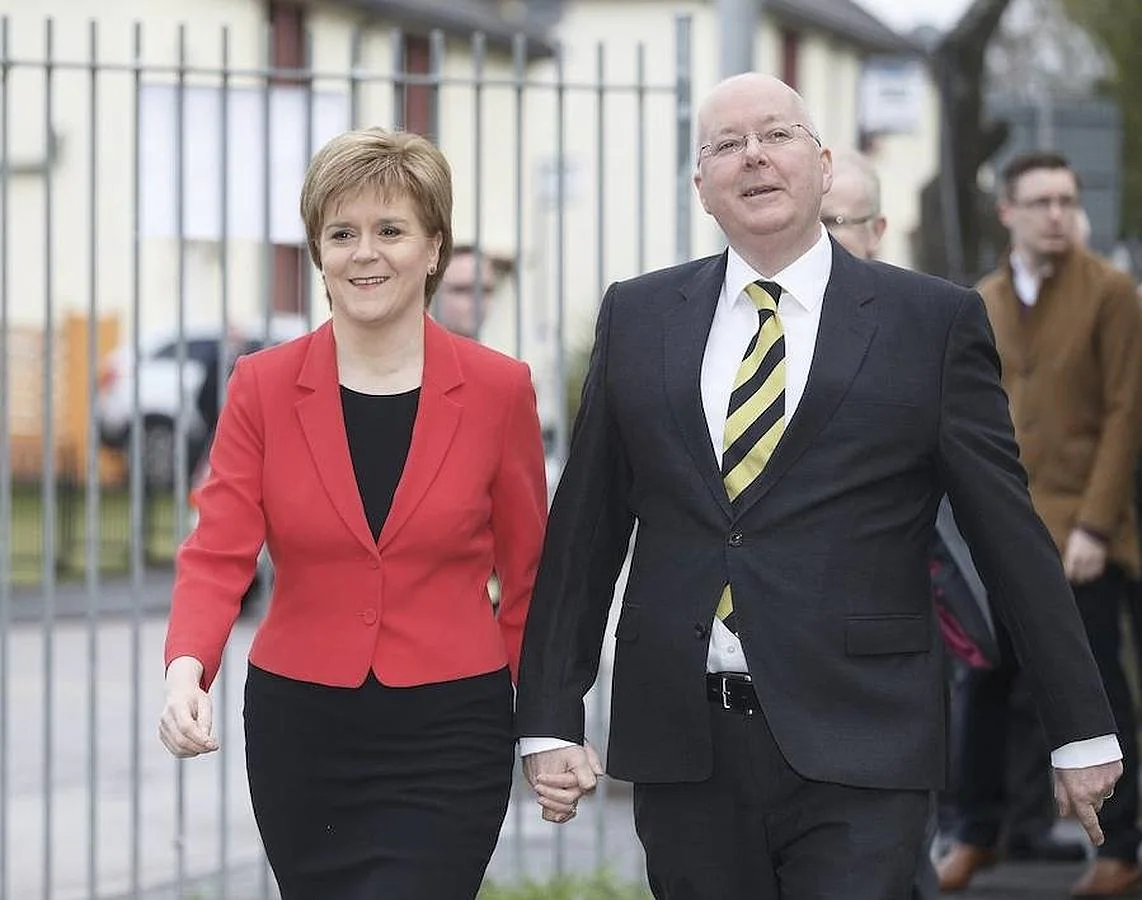 Nicola Sturgeon ejerció su derecho a voto acompañada de su marido, Peter Murrell. 