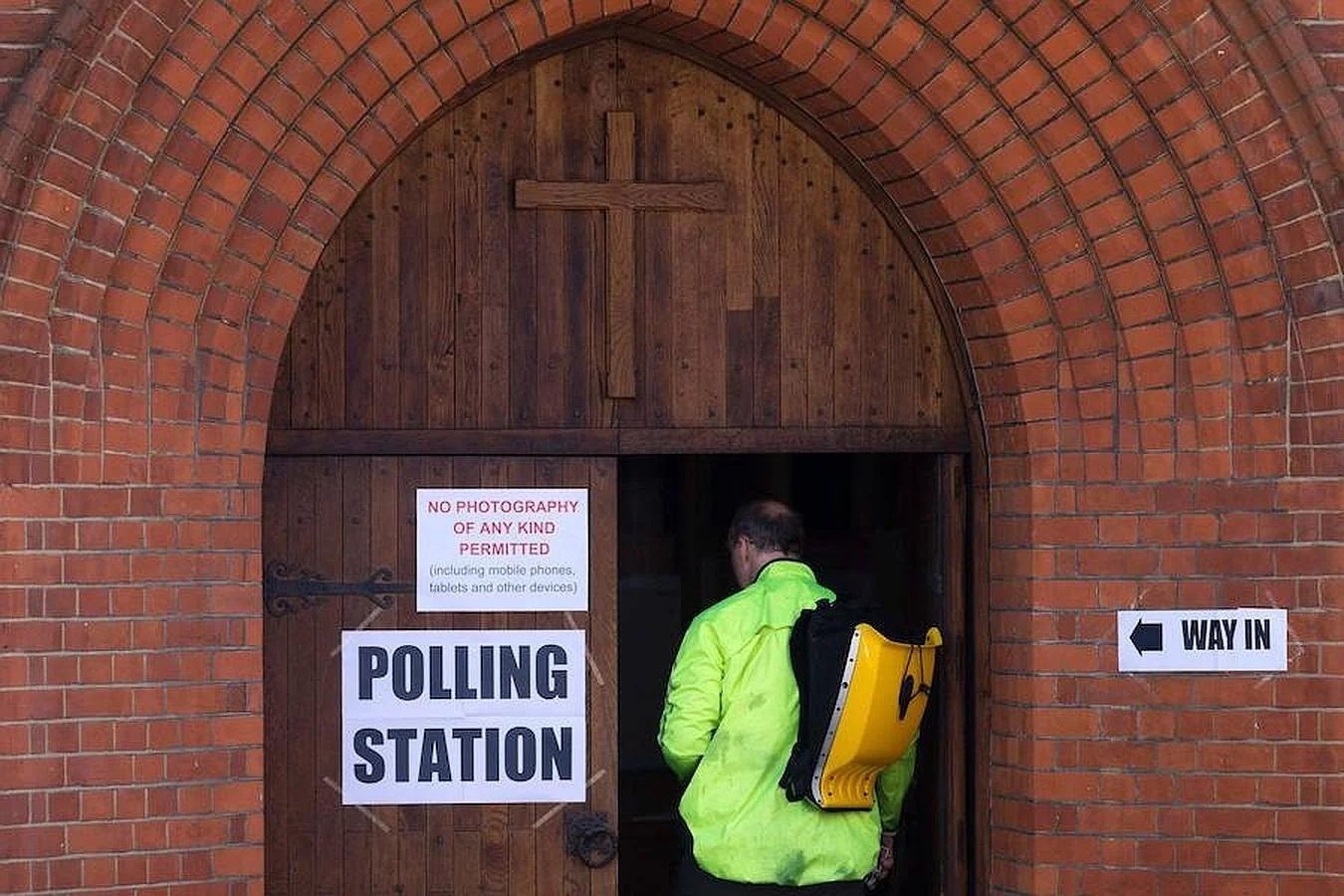 Un votante entra en una de las iglesias utilizadas como colegio electoral, en el sur de Londres. 