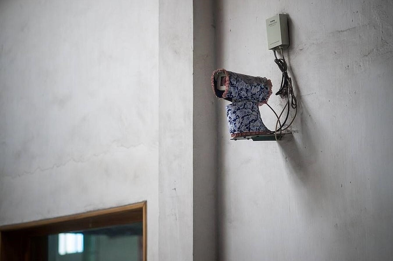 Una cámara de seguridad aparece tapada con un trapo, durante la visita organizada para los medios de comunicación foráneos a una fábrica de cable eléctrico de Pyongyang