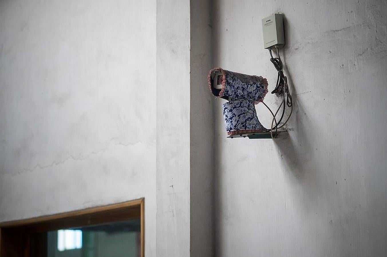 Una cámara de seguridad aparece tapada con un trapo, durante la visita organizada para los medios de comunicación foráneos a una fábrica de cable eléctrico de Pyongyang. 