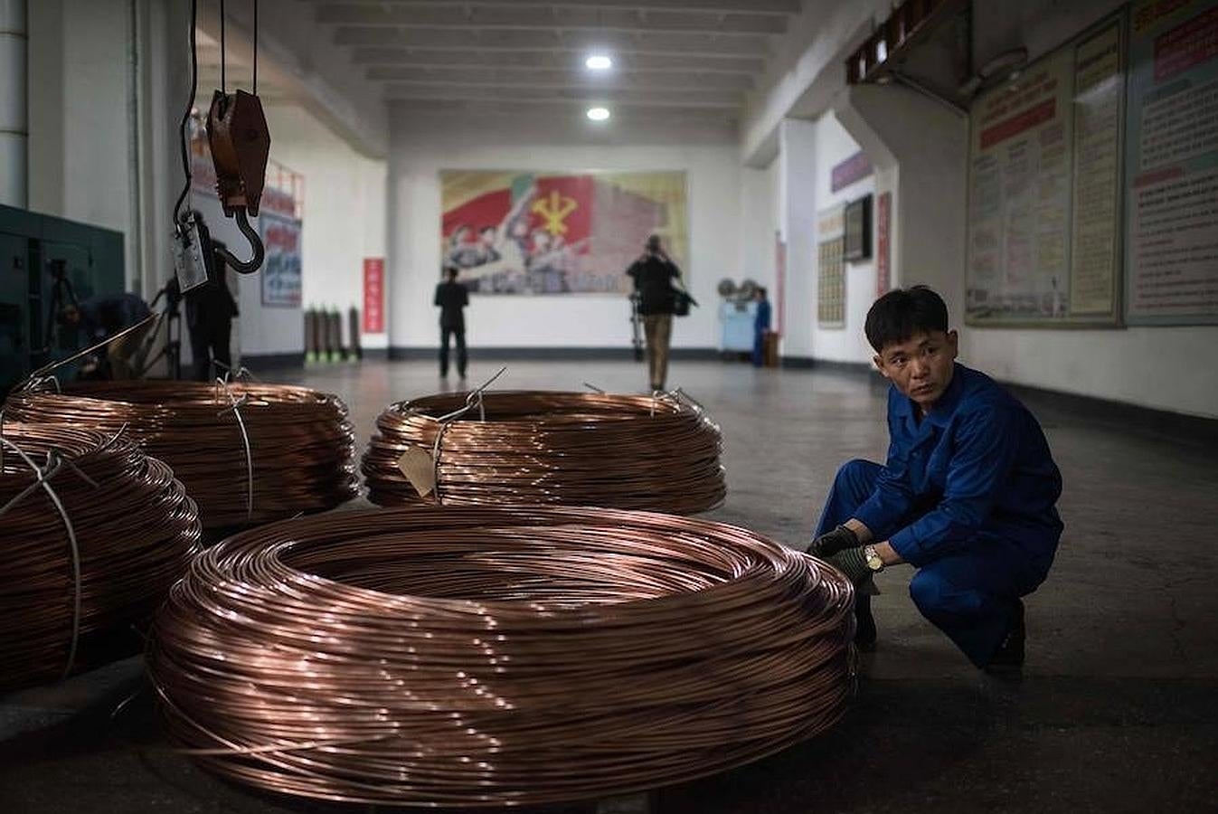 Visita organizada para los medios extranjeros a una fábrica de cable eléctrico de Pyongyang. 