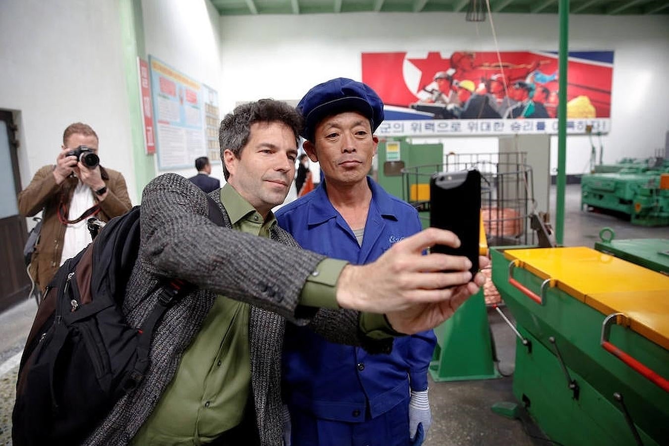 Un periodista occidental se hace un «selfie» con un trabajador de una fábrica de cable eléctrico de Pyongyang. 