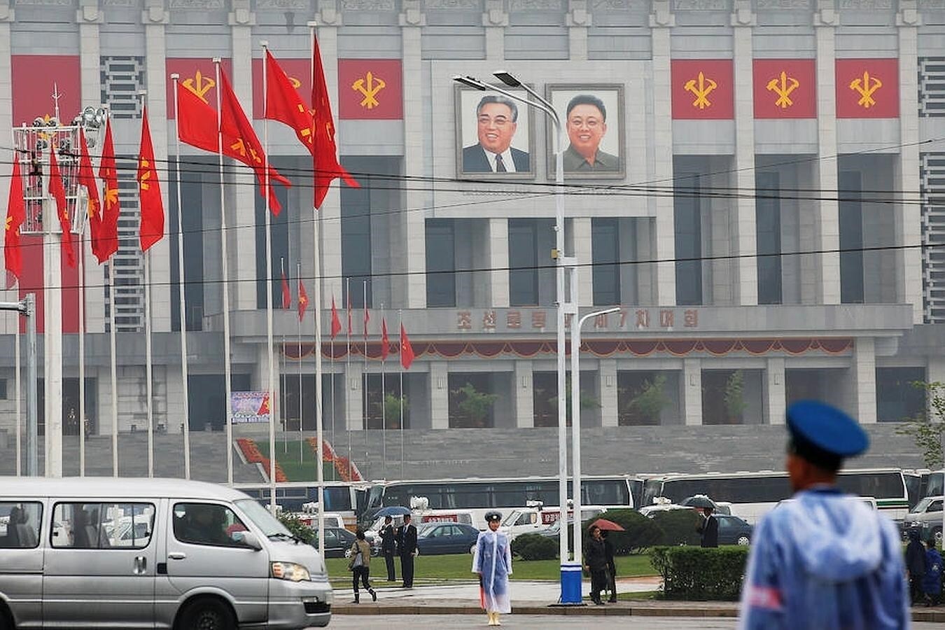 Las imágenes de los desaparecidos dictadores norcoreanos Kim Il-sung y Kim Jong-il decoran la fachada de la Casa de la Cultura de Pyongyang, en vísperas del congreso del partido único
