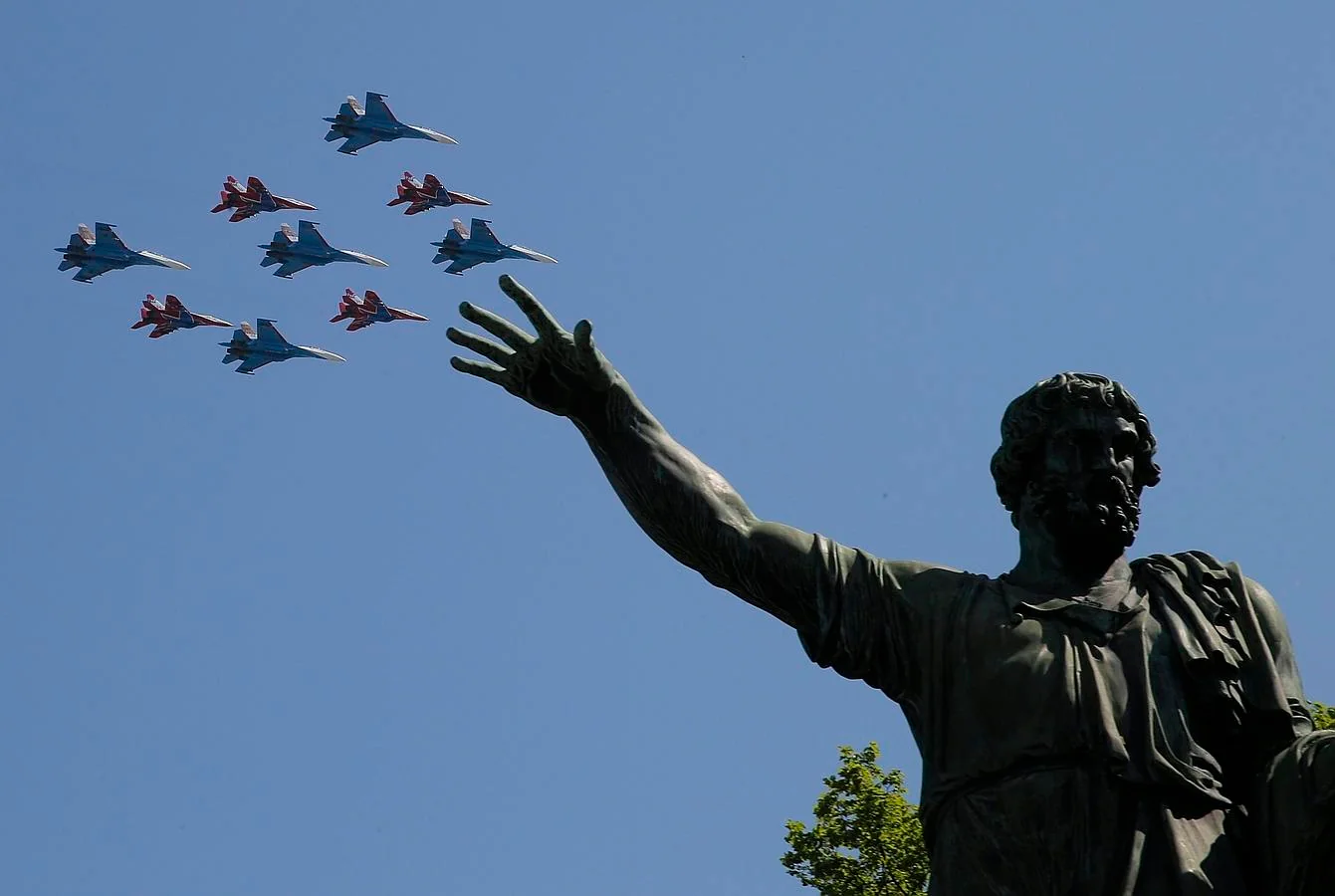 Un grupo de cazas sobrevuela la Plaza Roja de Moscú para celebrar los actos que conmemoran el Día de la Victoria
