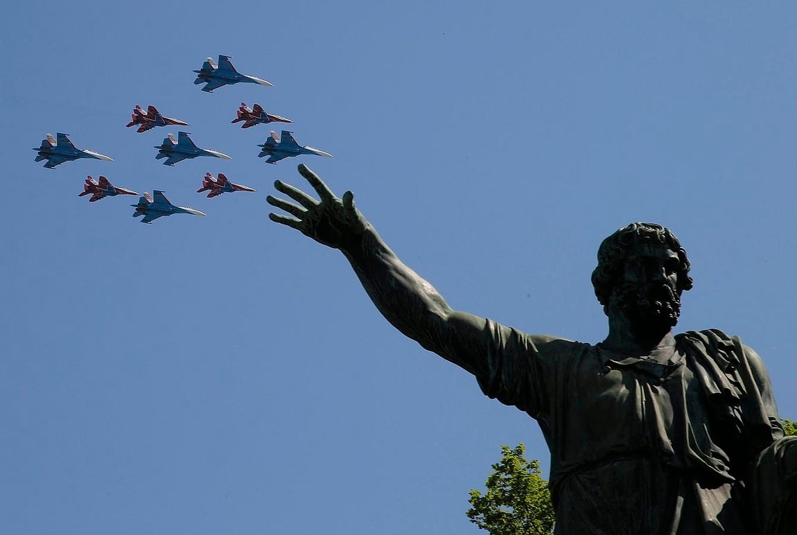 Un grupo de cazas sobrevuela la Plaza Roja de Moscú para celebrar los actos que conmemoran el Día de la Victoria. 