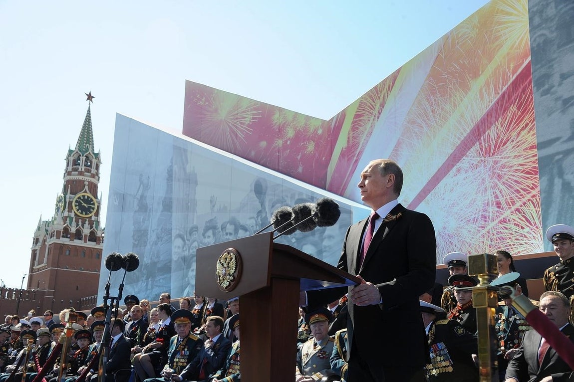 El presidente de Rusia, Vladímir Putin, da un discurso en la Plaza Roja de Moscú durante las celebraciones por el Día de la Victoria. 