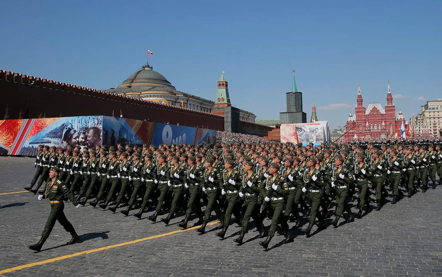 Un grupo de soldados rusos desfilan en la Plaza Roja de Moscú para conmemorar el Día de la Victoria