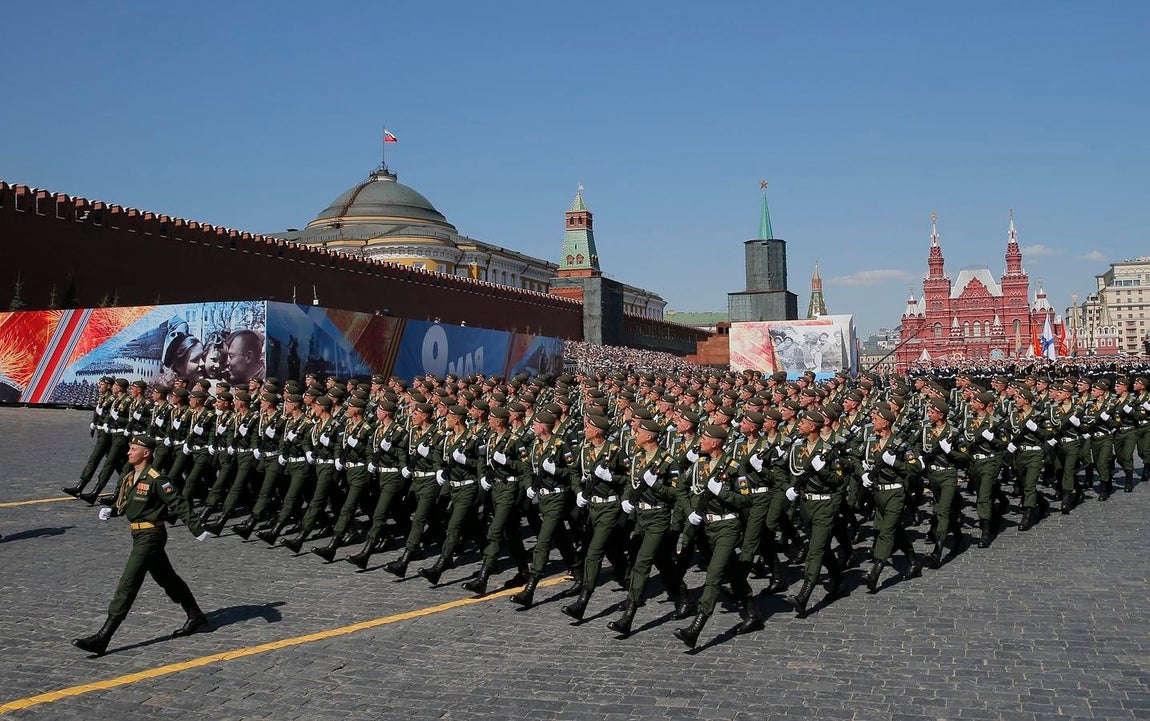 Un grupo de soldados rusos desfilan en la Plaza Roja de Moscú para conmemorar el Día de la Victoria. 