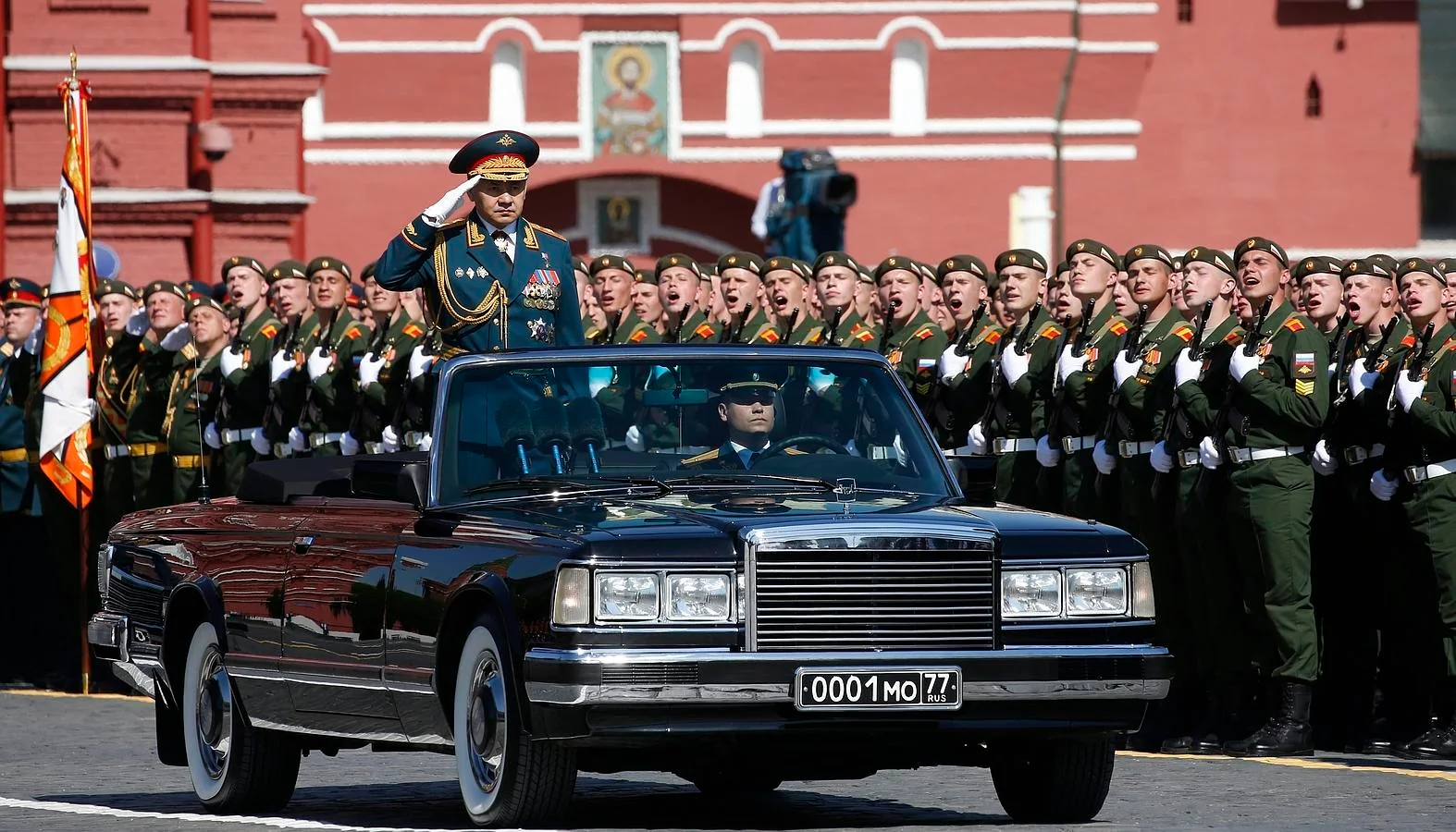 El ministro ruso de Defensa, Sergei Shoigu, participa en el desfile del Día de la Victoria en la Plaza Roja de Moscú