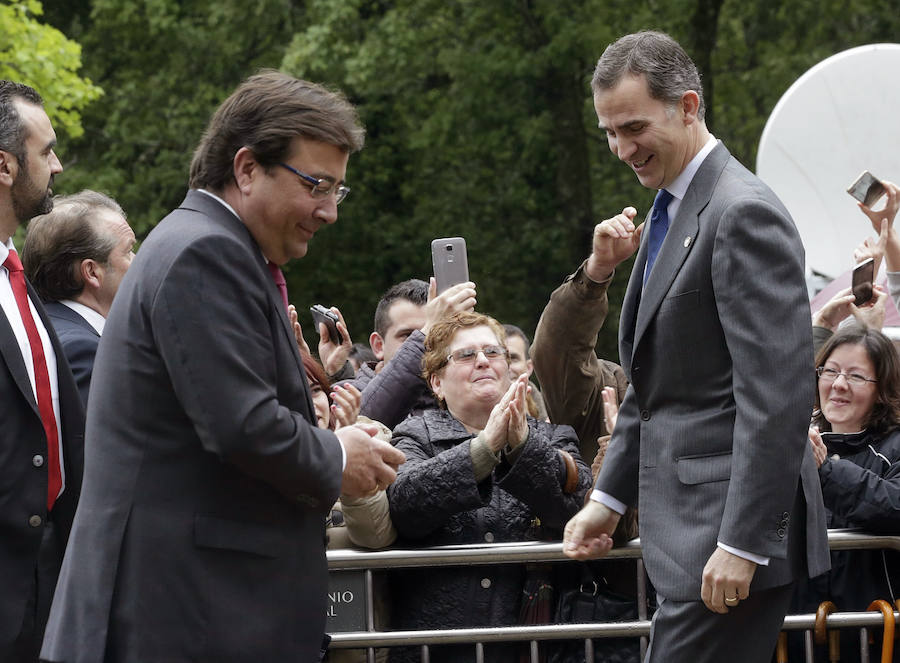 El Rey, acompañado por el presidente de la Junta de Extremadura, Guillermo Fernández Vara. 