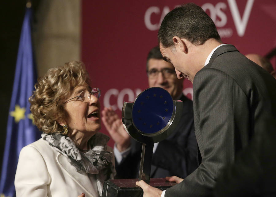 El Rey entrega el X Premio Europeo Carlos V a la profesora Sofía Corradi. 