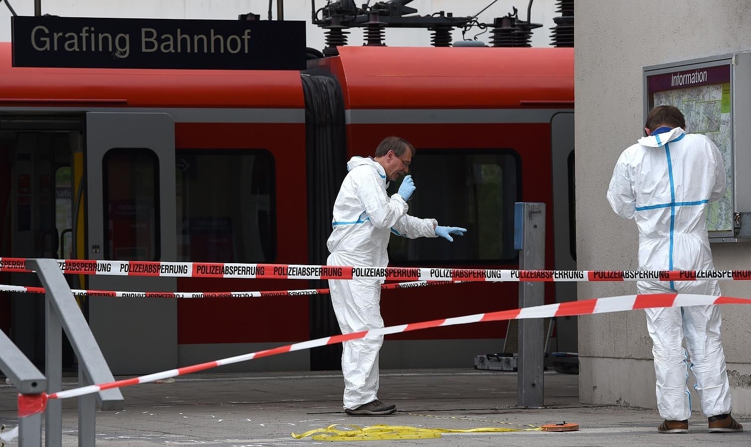 Los expertos forenses en la estación de trenes de Grafing, donde se ha producido el ataque. 