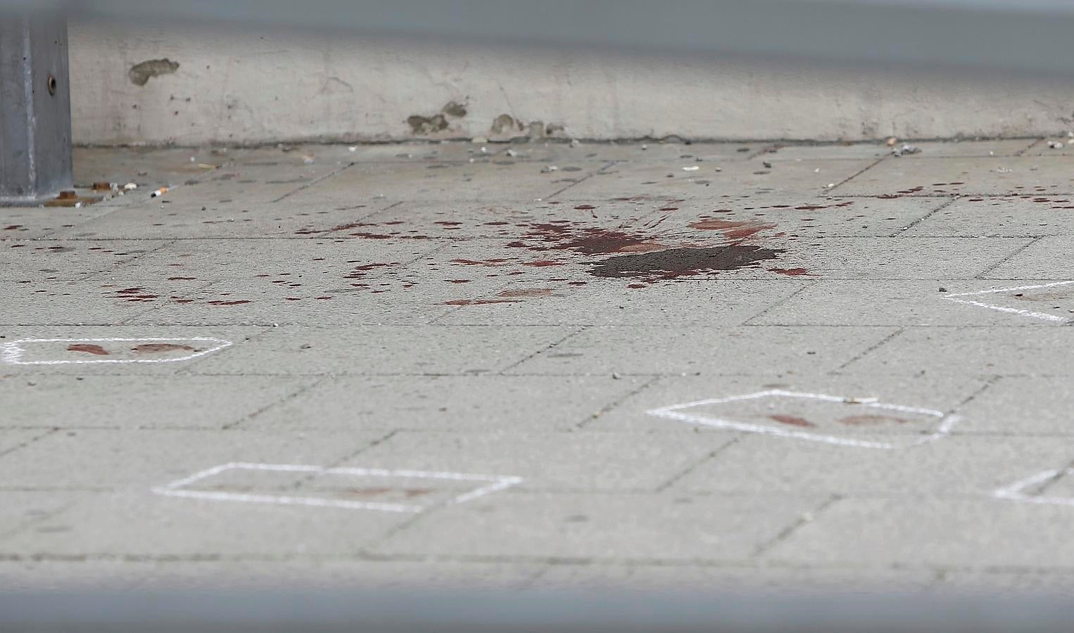 Una mancha de sangre en el suelo de la estación de Grafing, donde se ha producido el ataque. 