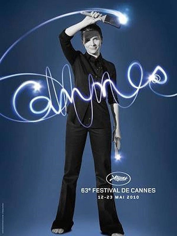 Juliette Binoche llevó la modernidad al cartel de «neón» de Cannes. 