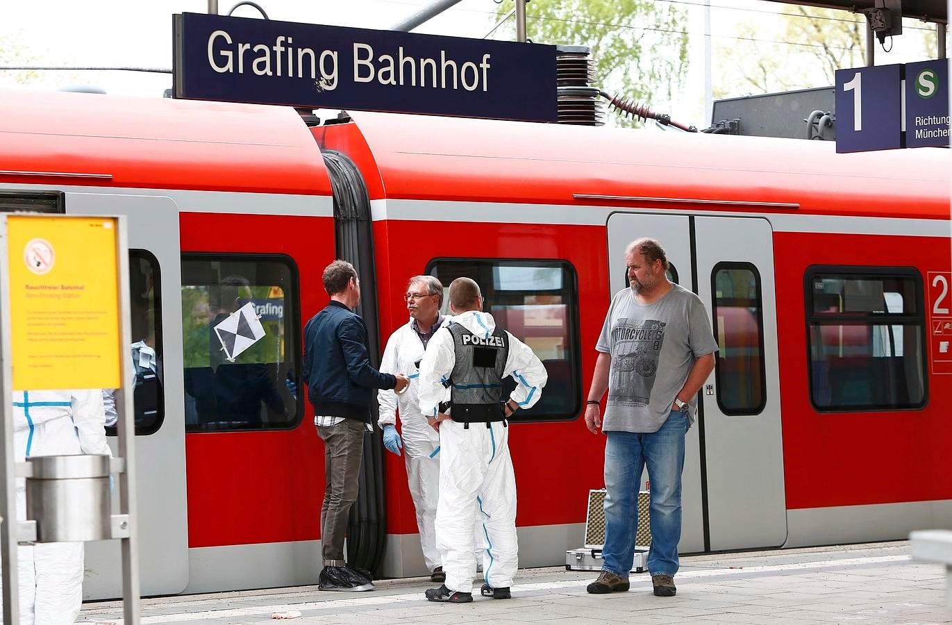 Los expertos forenses en la estación de trenes de Grafing, donde se ha producido el ataque. 