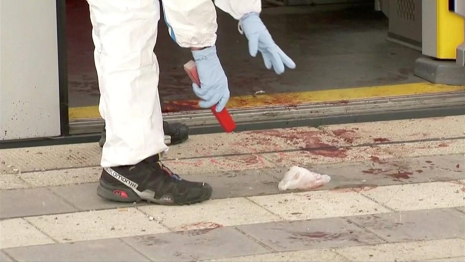 Una mancha de sangre en el suelo de la estación de Grafing, donde se ha producido el ataque. 