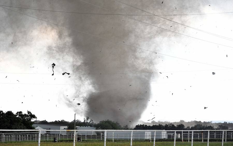 En Wynnewood, al sur de Oklahoma City, un hombre de 76 años murió en su casa durante un tornado que el Servicio Meteorológico Nacional calificó de «largo y muy peligroso». 