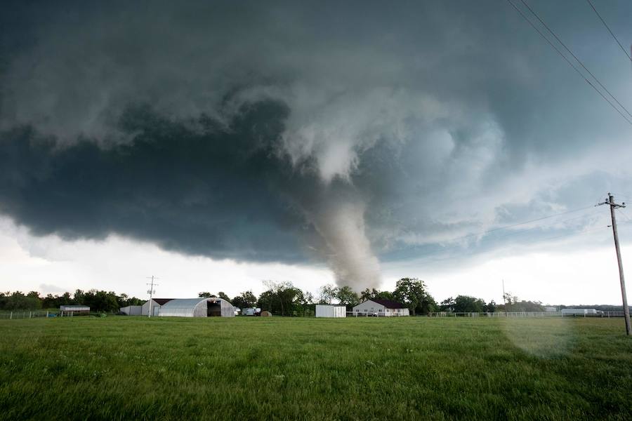 Un segundo tornado, formado en el noroeste de Sulphur, podría llegar a alcanzar un nivel EF-4 (el segundo más alto) o incluso superior.. 