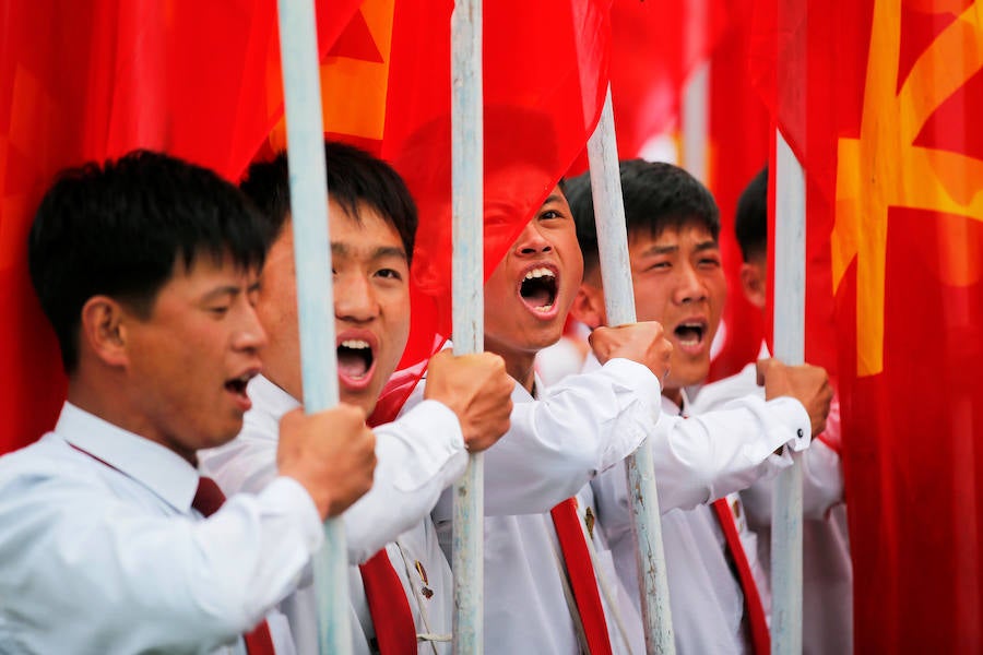 Clausura del Congreso del Partido de los Trabajadores de Corea del Norte, en imágenes. Con motivo del Congreso se ha permitido la entrada de varios medios de comunicación internacionales, sin embargo, el periodista de la BBC Rupert Wingfield-Hayes fue expuslado por unos reportajes que las autoridades vieron «irrespetuosos»