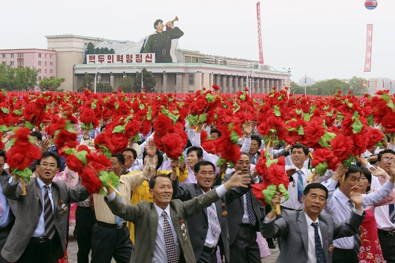 Los integrantes del desfile portaban flores de vistosos colores. 