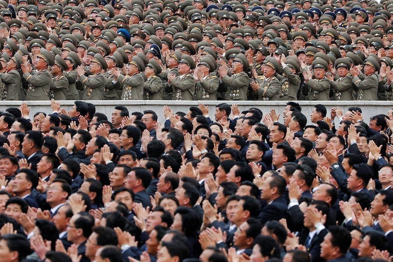 Militares y civiles ovacionan ante el despliegue que se muestra en la ceremonia. 