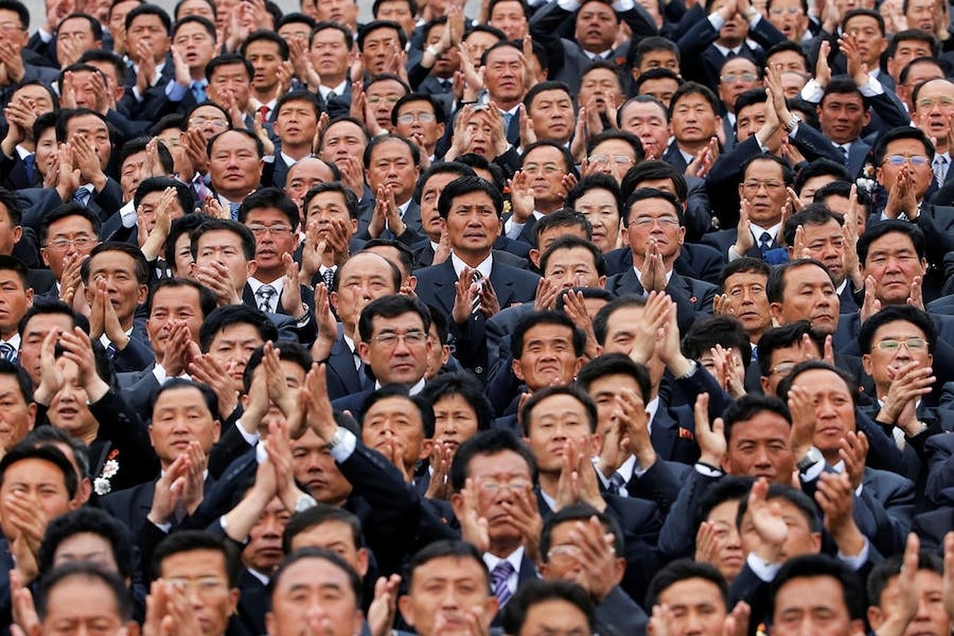 Altos cargos del Partido de losTrabajadores aplauden al ver el desfile, celebrado en la plaza principal de Pyongyang. 