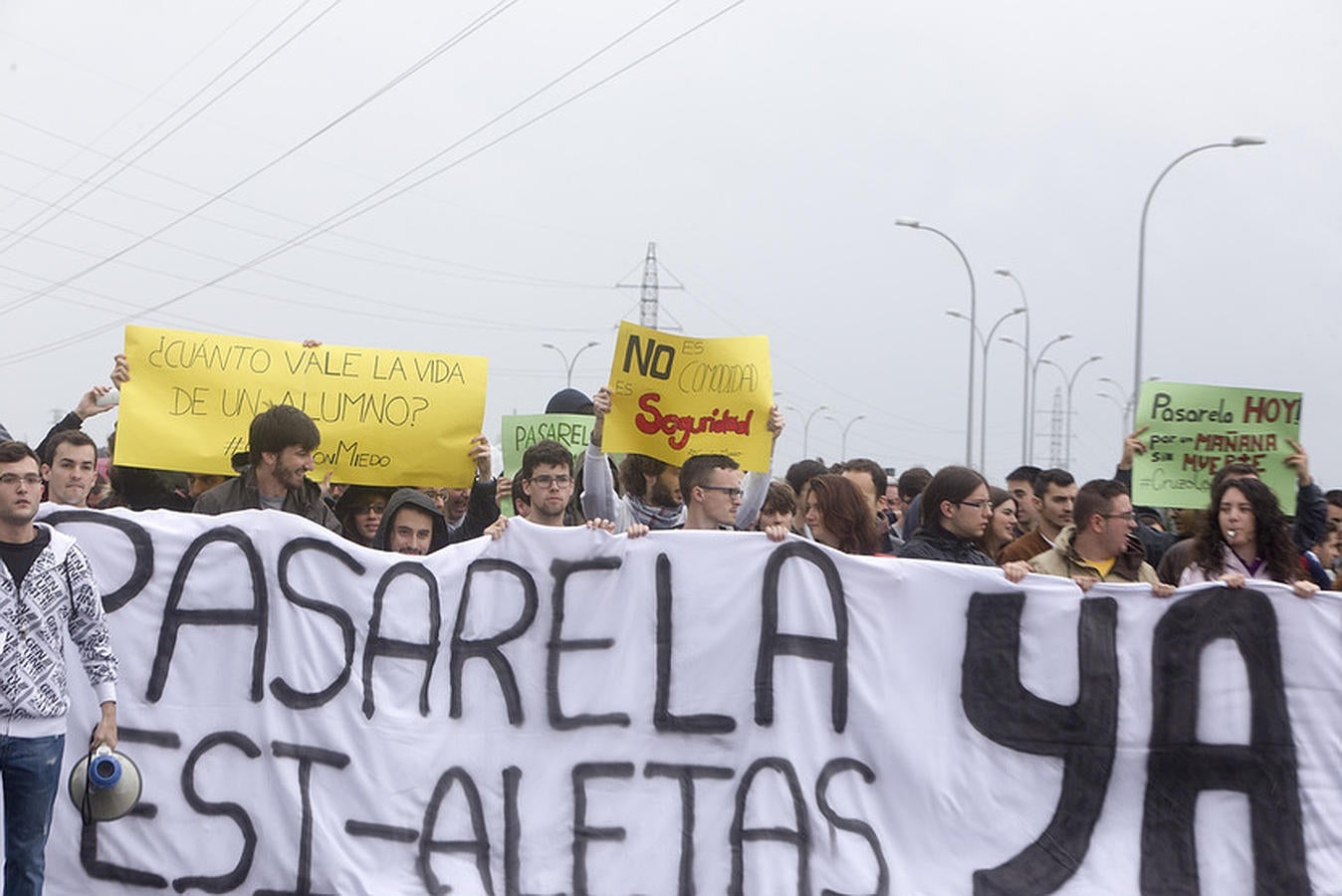 Manifestación de los alumnos de la ESI por uno acceso mejor al campus de Puerto Real