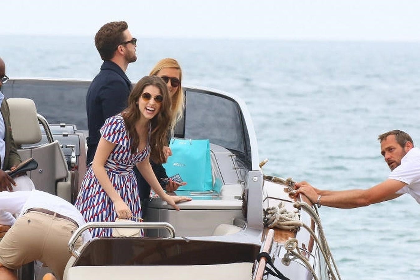 justin Timberlake y Anna Kendrick a su llegada en barco. 